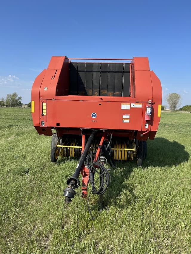 Image of New Holland BR780 equipment image 1