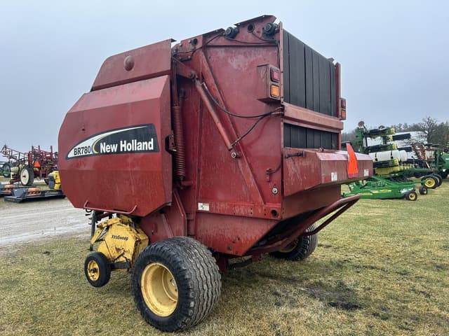Image of New Holland BR780 equipment image 3