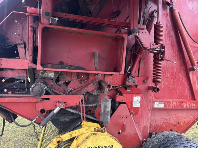 Image of New Holland BR780 equipment image 1