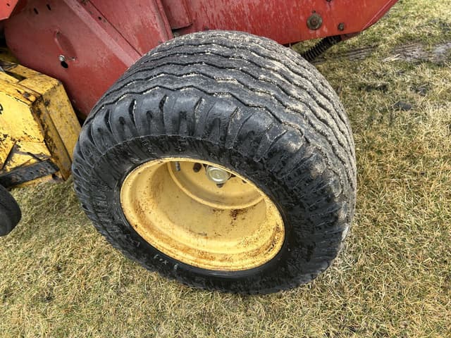 Image of New Holland BR780 equipment image 2