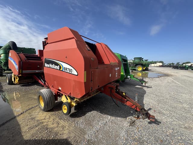 Image of New Holland BR780A equipment image 4
