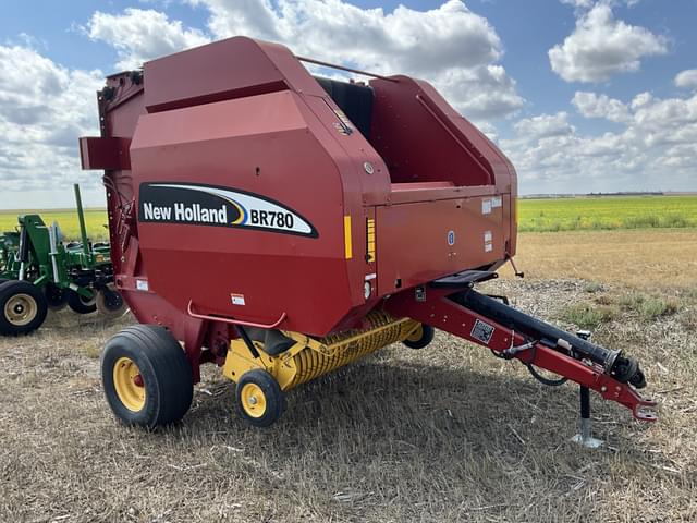 Image of New Holland BR780 equipment image 2