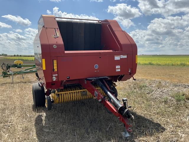 Image of New Holland BR780 equipment image 4