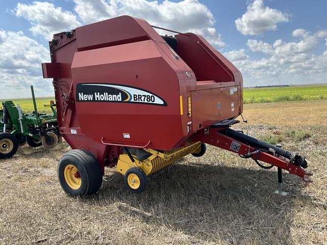 Image of New Holland BR780 equipment image 3