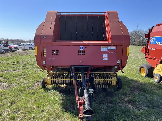 Image of New Holland BR780 equipment image 3