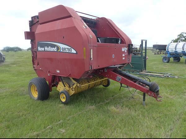 Image of New Holland BR780 equipment image 1