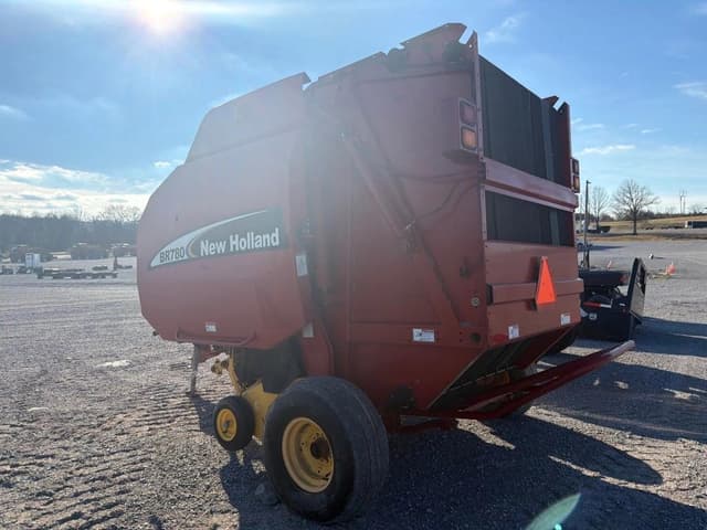 Image of New Holland BR780 equipment image 3