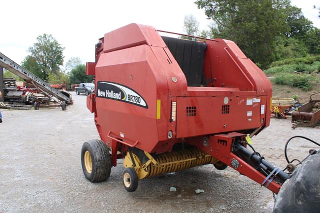 Image of New Holland BR780 equipment image 2