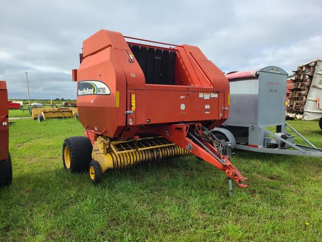 Image of New Holland BR780 equipment image 1