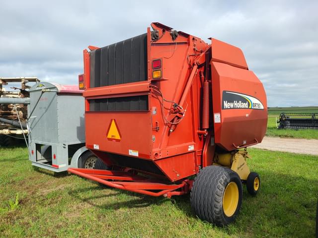 Image of New Holland BR780 equipment image 2