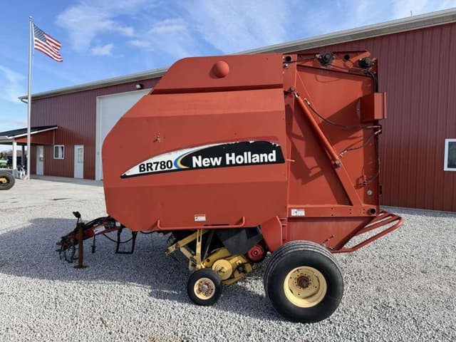 Image of New Holland BR780 equipment image 2