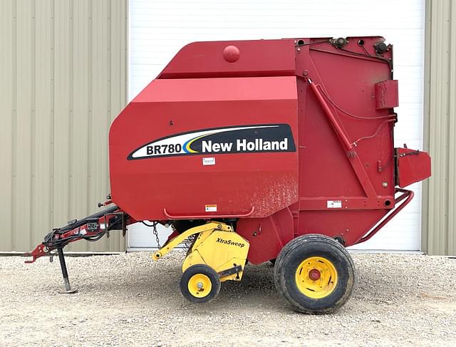 Image of New Holland BR780 equipment image 3