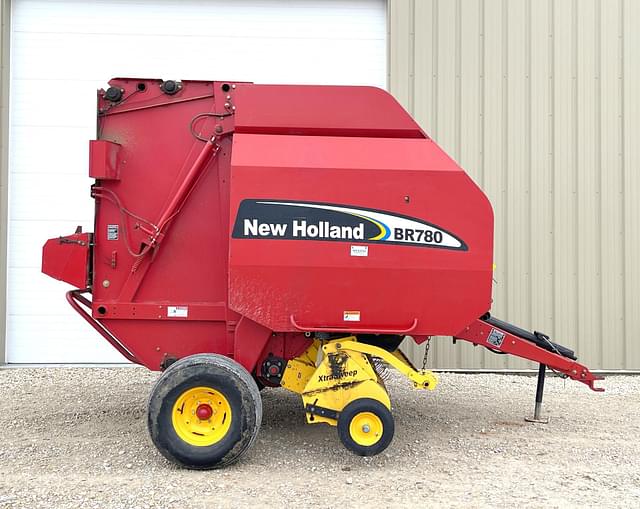Image of New Holland BR780 equipment image 2
