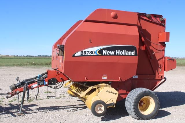 Image of New Holland BR780 equipment image 1