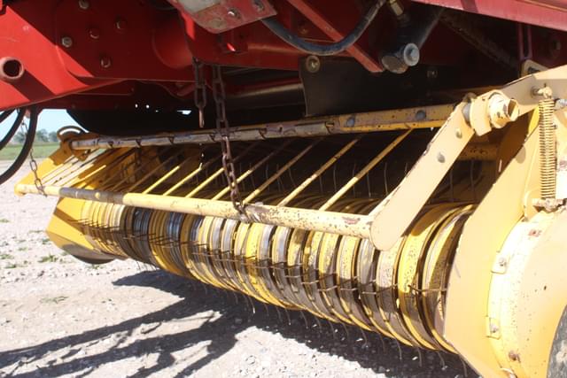 Image of New Holland BR780 equipment image 2