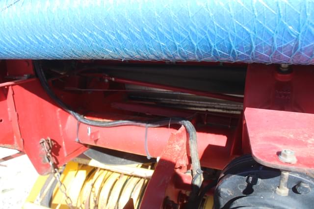 Image of New Holland BR780 equipment image 4