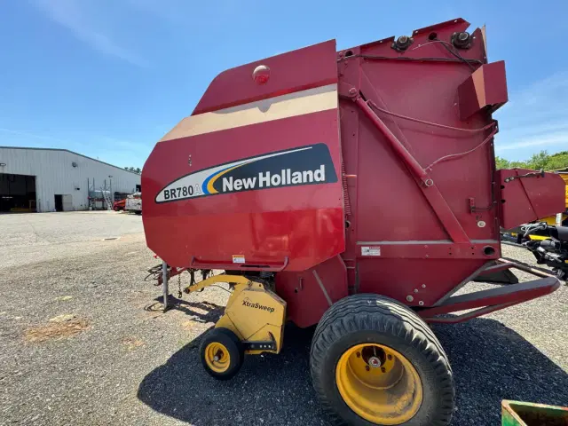 Image of New Holland BR780A equipment image 4