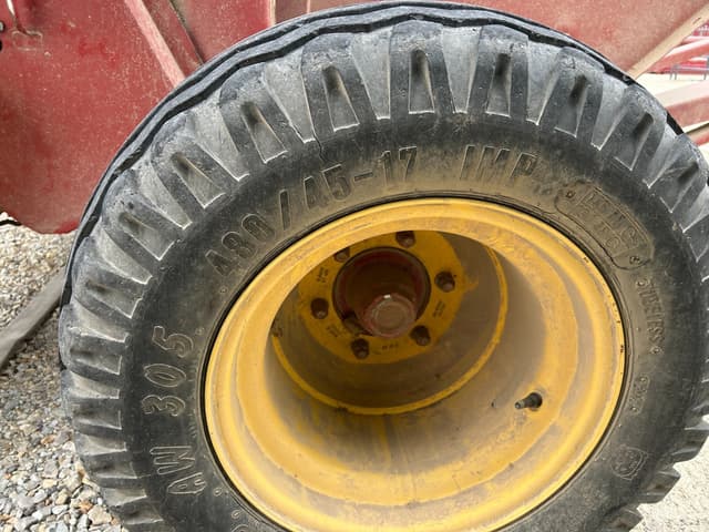 Image of New Holland BR780A equipment image 4