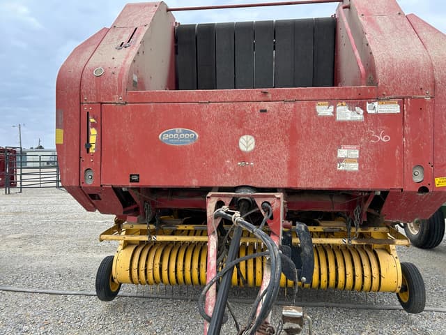 Image of New Holland BR780A equipment image 2