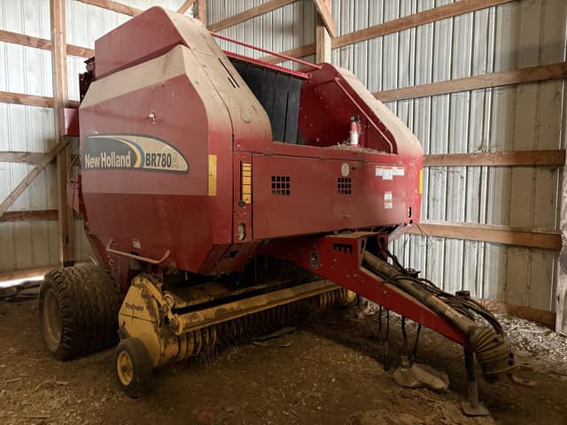 Image of New Holland BR780A equipment image 4