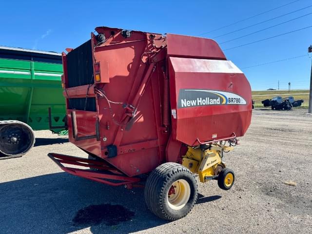 Image of New Holland BR780A equipment image 4