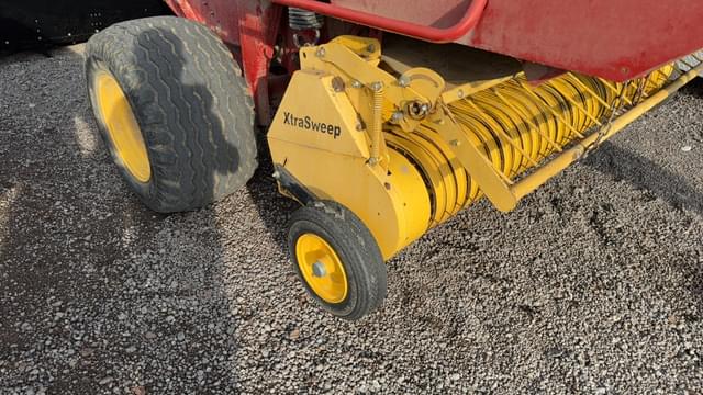 Image of New Holland BR780A equipment image 3