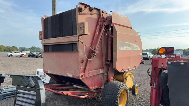 Image of New Holland BR780A equipment image 4