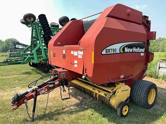 Image of New Holland BR780A equipment image 4