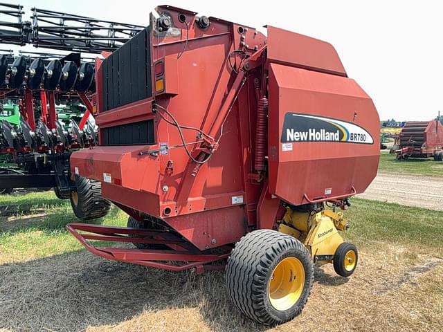 Image of New Holland BR780A equipment image 2
