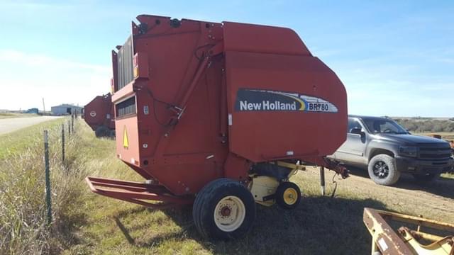 Image of New Holland BR780 equipment image 2