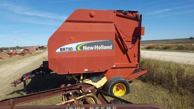 Image of New Holland BR780 equipment image 3