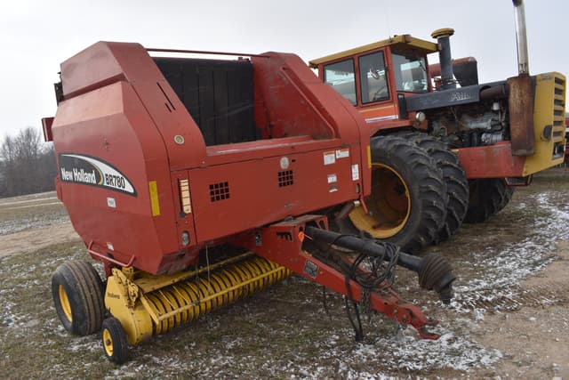 Image of New Holland BR780 equipment image 2