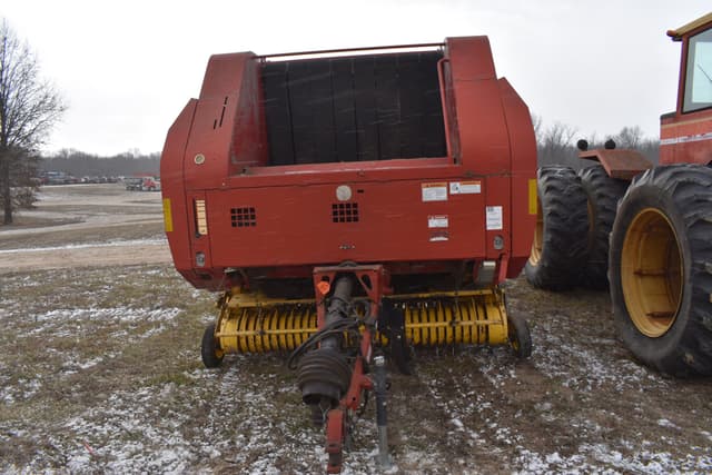Image of New Holland BR780 equipment image 1