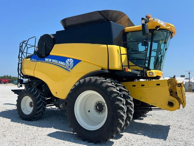 Image of New Holland CR7090 equipment image 1
