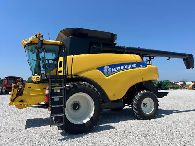 Image of New Holland CR7090 equipment image 2