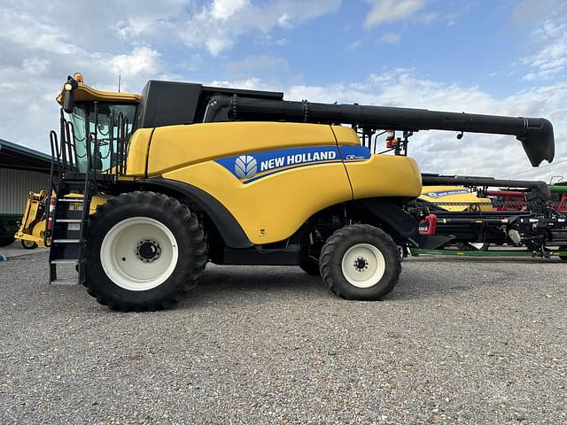 Image of New Holland CR7090 equipment image 1