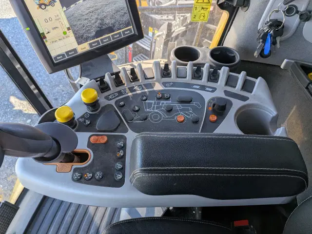 Image of New Holland CR8.90 equipment image 1