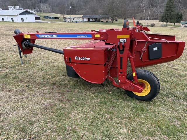 Image of New Holland 210 equipment image 3