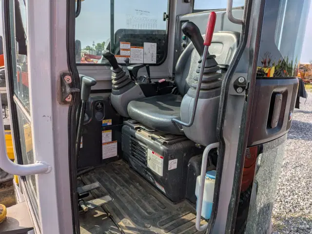 Image of New Holland E35B equipment image 4