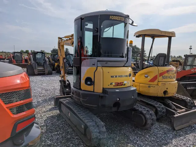 Image of New Holland E35B equipment image 2
