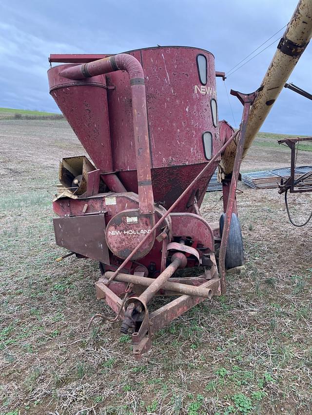 Image of New Holland 352 equipment image 1