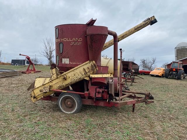 Image of New Holland 352 equipment image 2