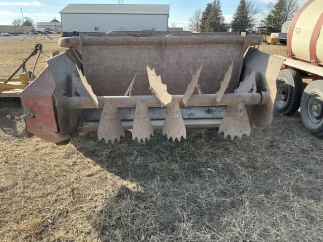 Image of New Holland 520 equipment image 4