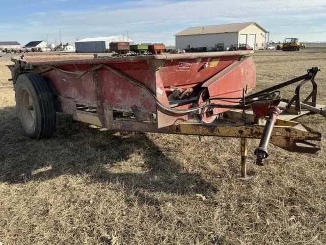 Image of New Holland 520 equipment image 2