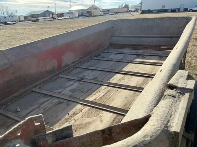 Image of New Holland 520 equipment image 3