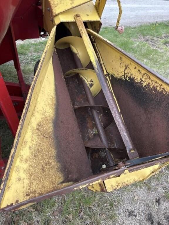 Image of New Holland 353 equipment image 2