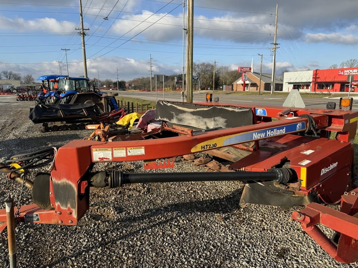 2011 New Holland H7230 Equipment Image0