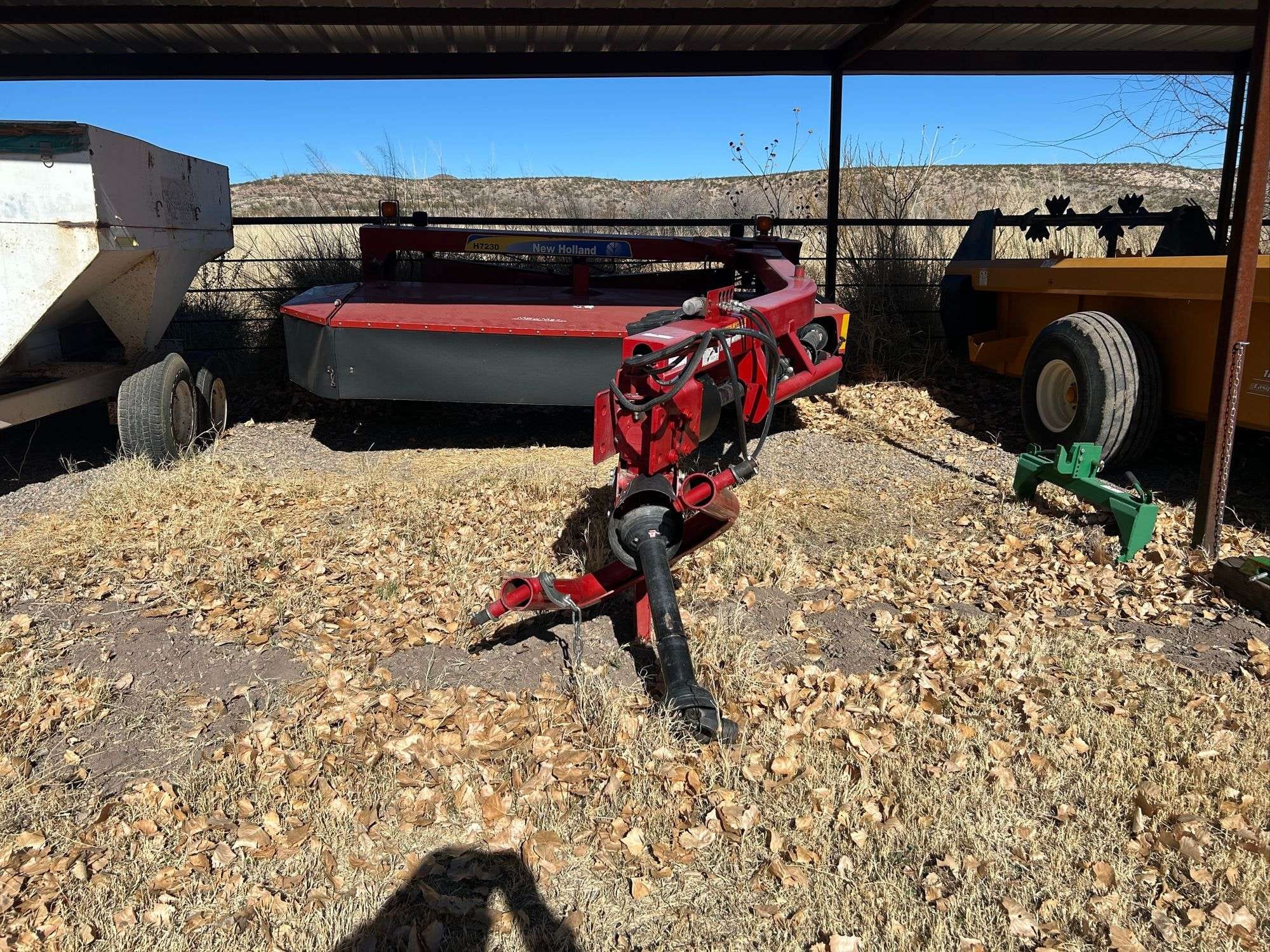 2015 New Holland H7230 Equipment Image0