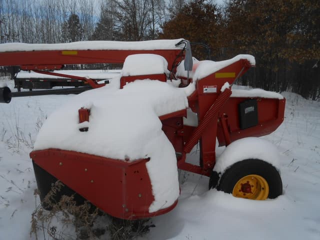 Image of New Holland H7460 equipment image 1