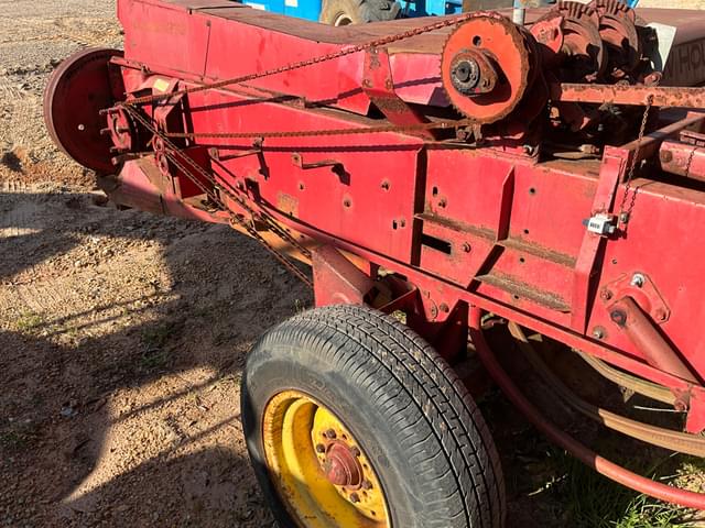 Image of New Holland Hayliner 273 equipment image 4